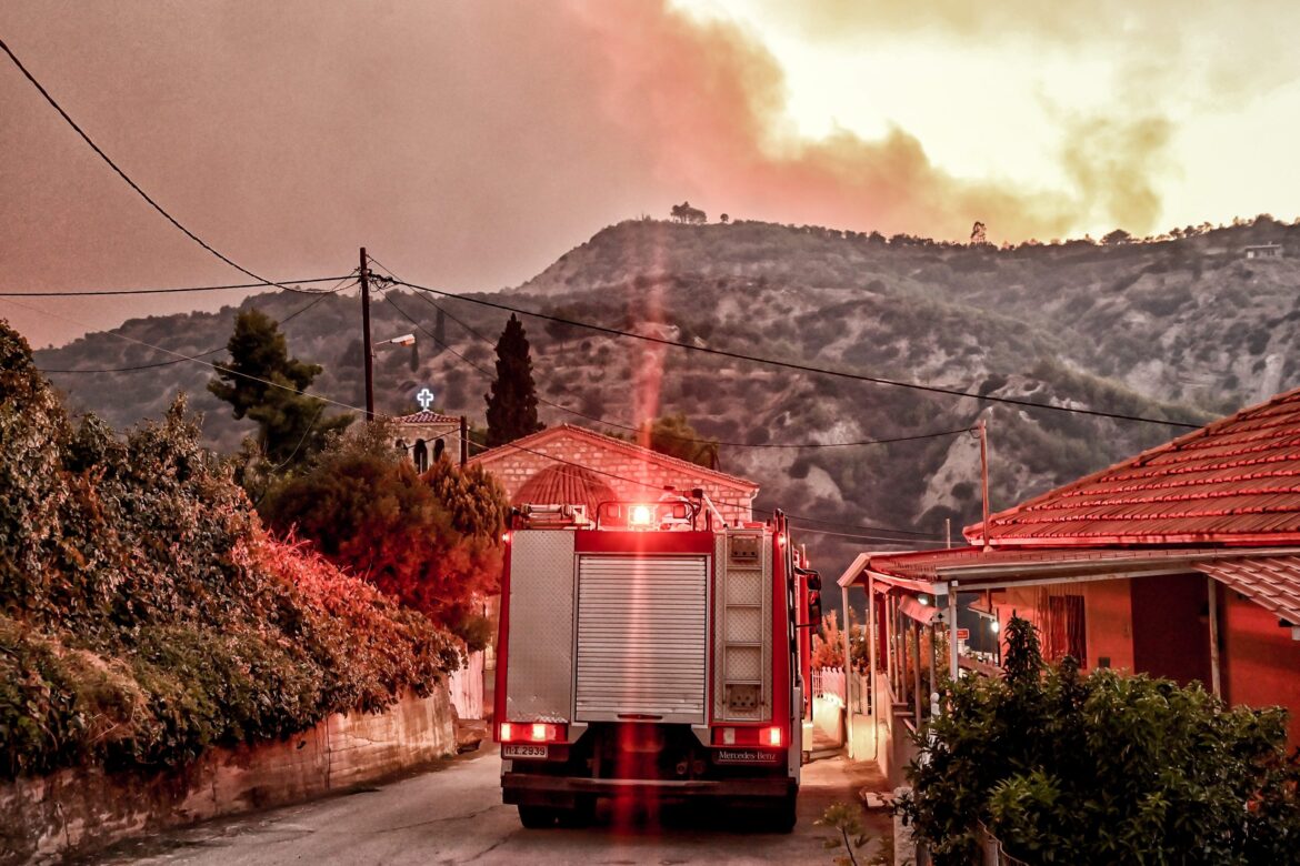 Φωτιά στην Ηλεία: Πολίτης άρπαξε πυροσβεστικό όχημα για να σβήσει τη φωτιά