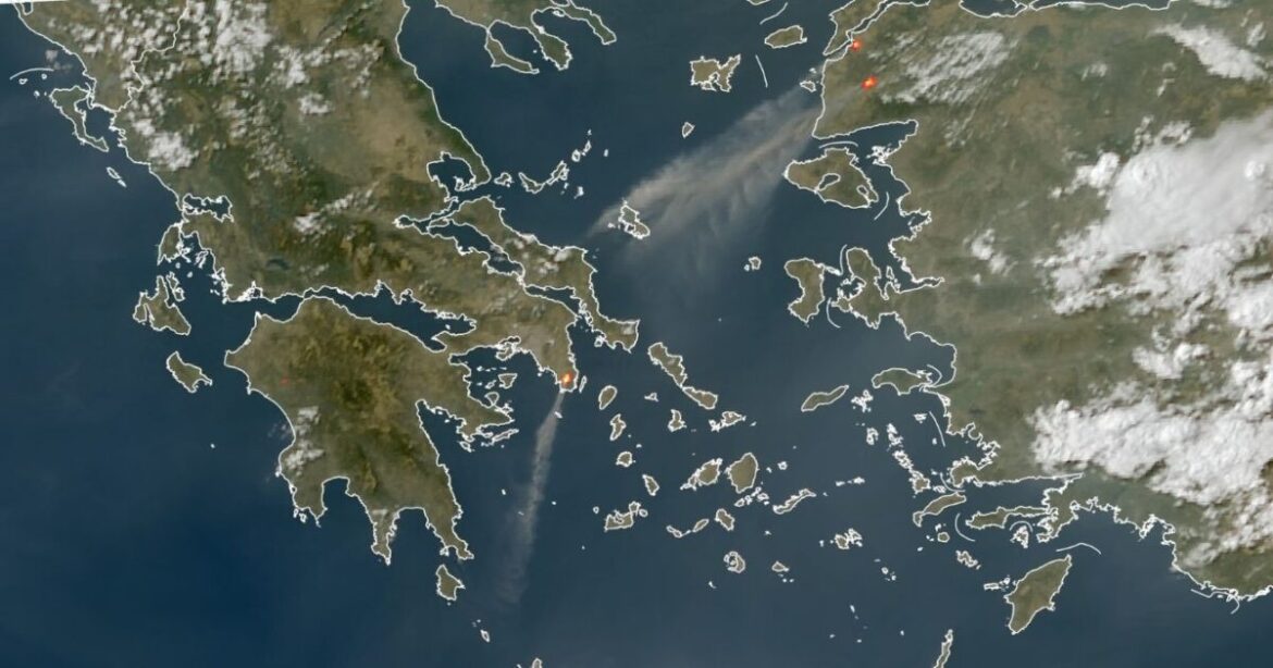 Οι καπνοί από τη φωτιά σε Κερατέα και Τουρκία έφτασαν σε Σκύρο και Αντικύθηρα
