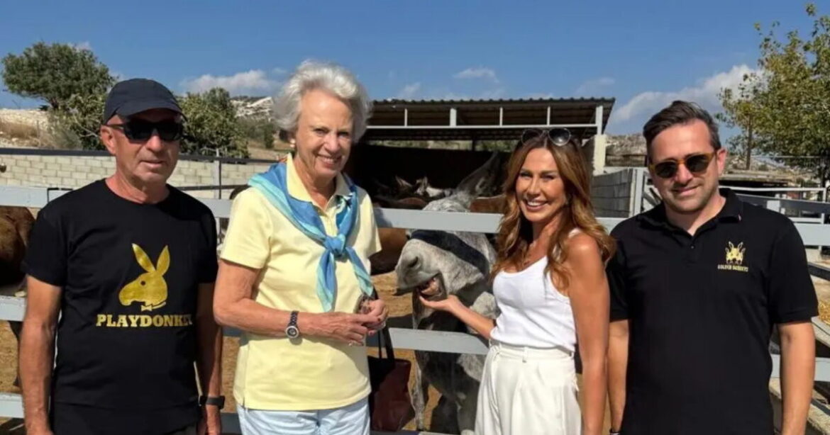 Η Στέλλα Γεωργιάδου υποδέχθηκε την πριγκίπισσα Βενεδίκτη και την Tunku Azizah, τέως βασίλισσα της Μαλαισίας στη φάρμα της