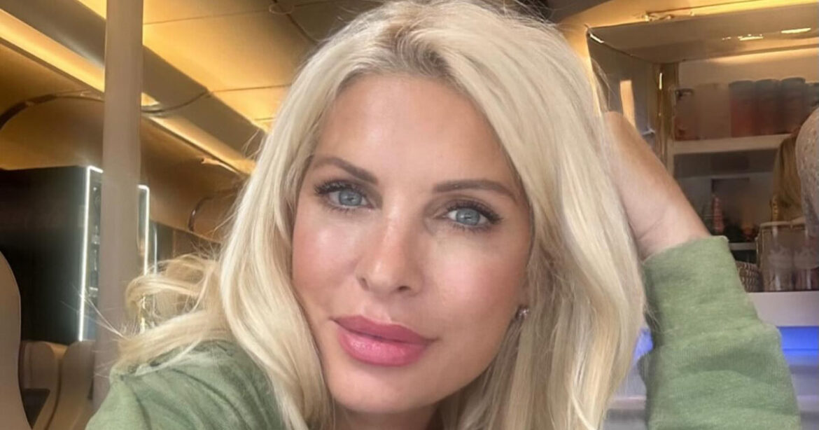 Ελένη Μενεγάκη: Ποζάρει με πιτζάμες και χωρίς μακιγιάζ στο σαλόνι του σπιτιού της – Φωτογραφίες