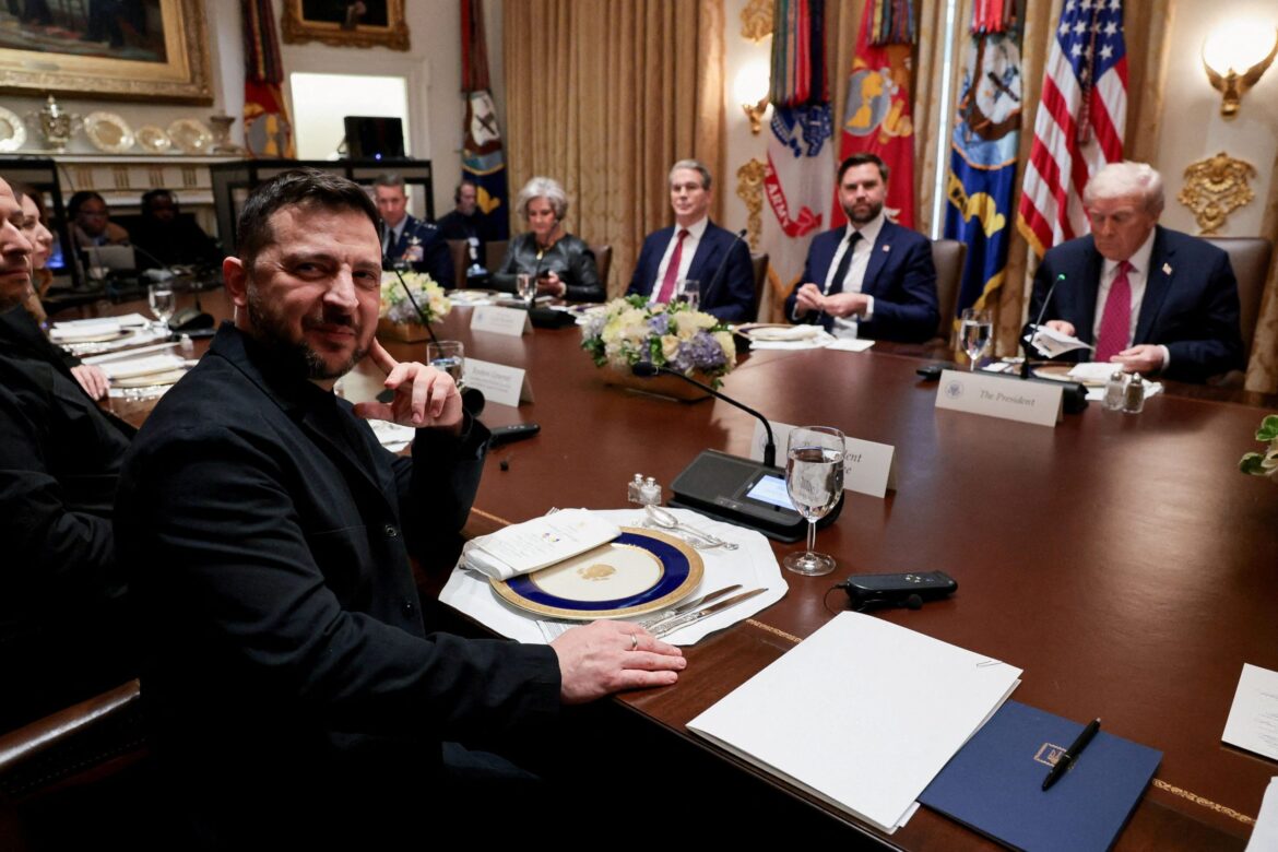 «Να δώσεις το Ντονμπάς στον Πούτιν!» – ‘Οταν ο Τραμπ πέταξε τους χάρτες της Ουκρανίας στον αέρα